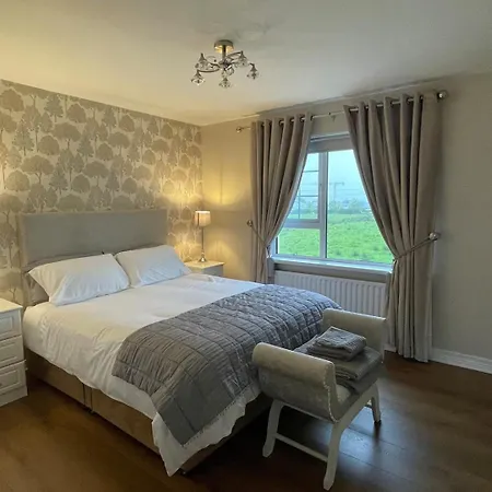 4bedroom House-letterkenny-privategarden-sleeps 7 Holiday home