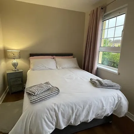 4bedroom House-letterkenny-privategarden-sleeps 7 Holiday home *