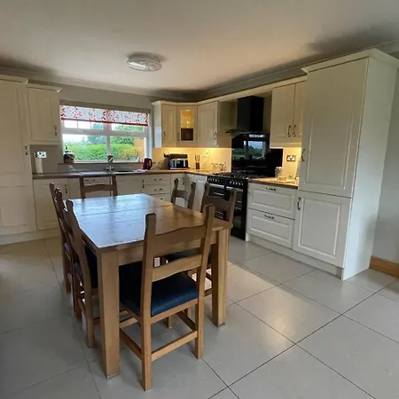 4bedroom House-letterkenny-privategarden-sleeps 7 * Letterkenny